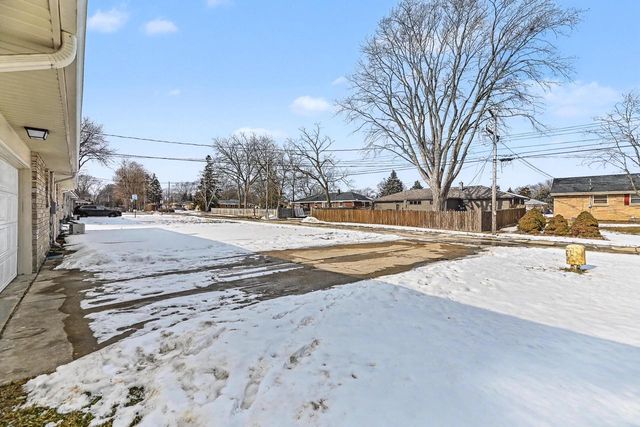 3020 W Edgerton AVENUE, Greenfield, WI 53221