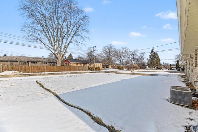 3020 W Edgerton AVENUE, Greenfield, WI 53221