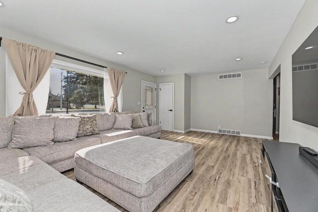 3020 W Edgerton AVENUE, Greenfield, WI 53221