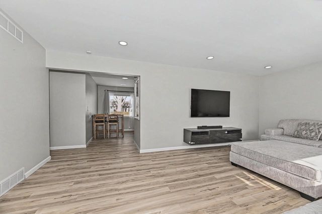 3020 W Edgerton AVENUE, Greenfield, WI 53221