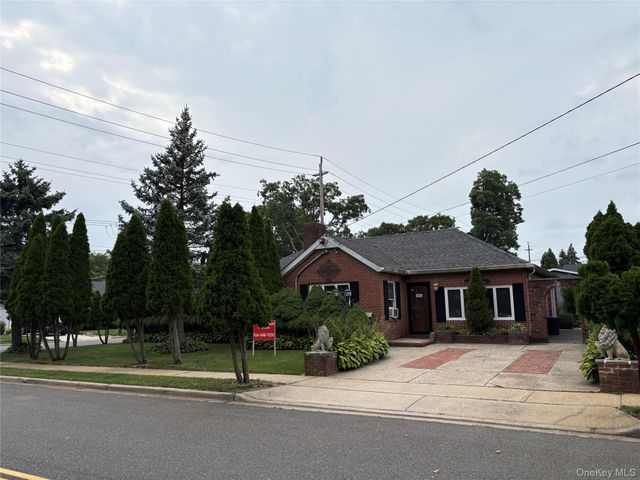 11 New York Avenue, Massapequa, NY 11758