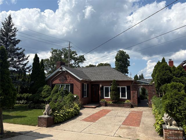 11 New York Avenue, Massapequa, NY 11758