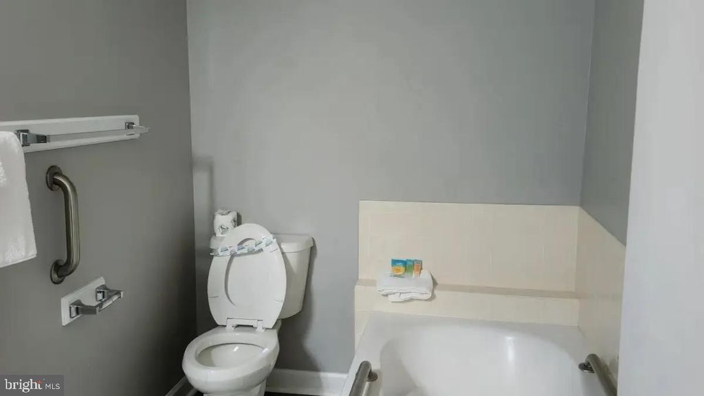 Image 6 of property listing at 105 120TH ST #221C, Ocean City, MD 21842