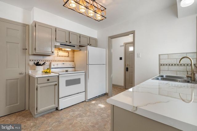 8 GEORGETOWN RD, Penns Grove, NJ 08069