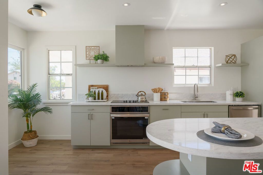 Image 15 of property listing at 1826 W 78th Street, Los Angeles, CA 90047