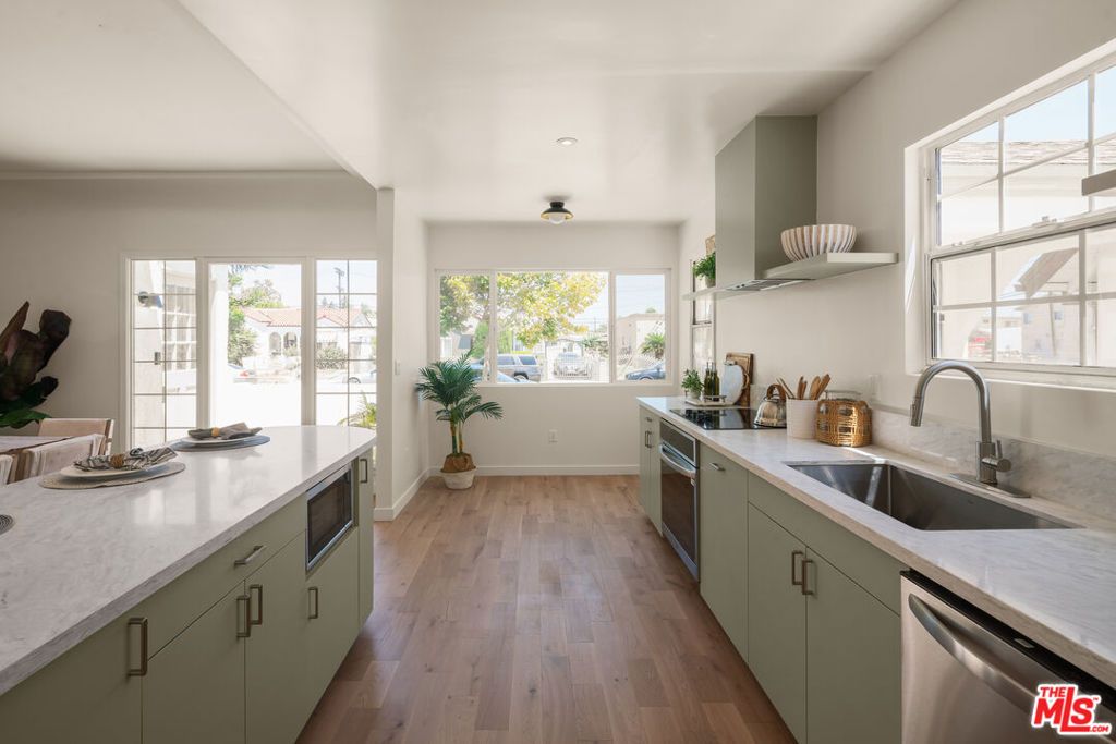 Image 19 of property listing at 1826 W 78th Street, Los Angeles, CA 90047