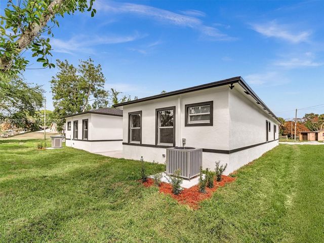 313 13th S St B, Fort Pierce, FL 34950