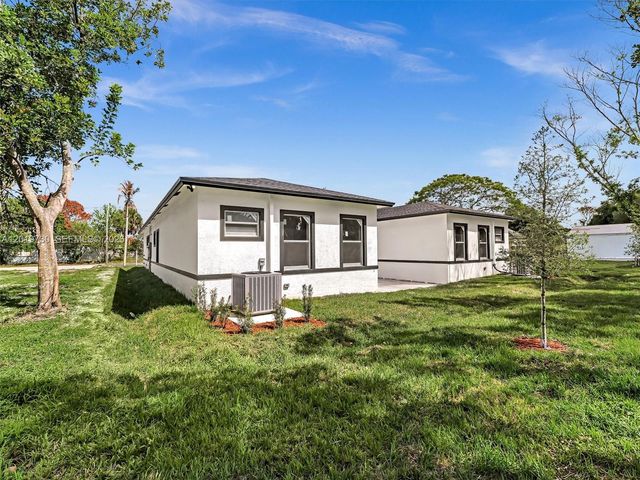 313 13th S St B, Fort Pierce, FL 34950