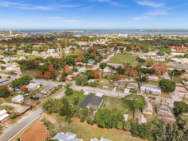 313 13th S St B, Fort Pierce, FL 34950
