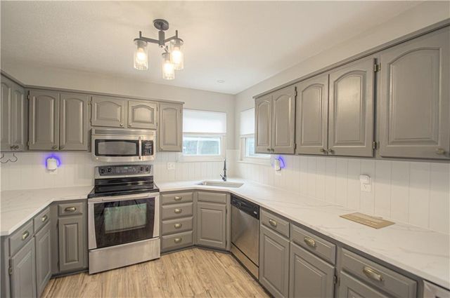 964 E Cavendish Trail, Olathe, KS 66061