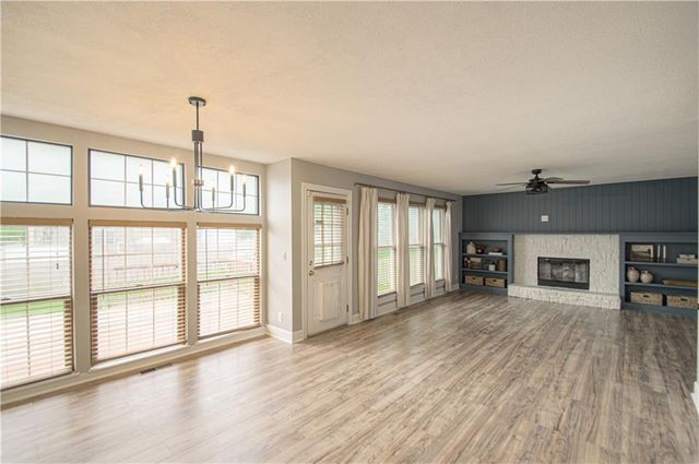 964 E Cavendish Trail, Olathe, KS 66061