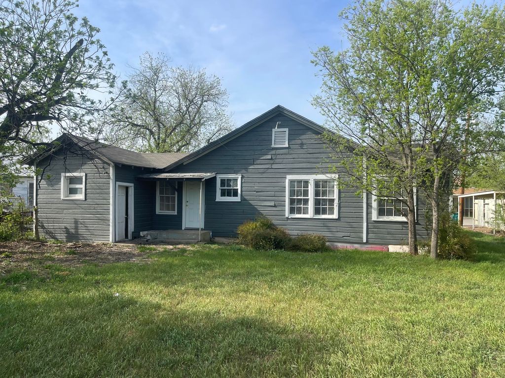 Image 14 of property listing at 717 W Cedar Street, Coleman, TX 76834