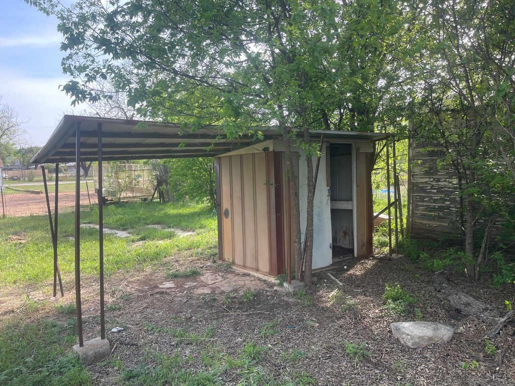 Image 16 of property listing at 717 W Cedar Street, Coleman, TX 76834