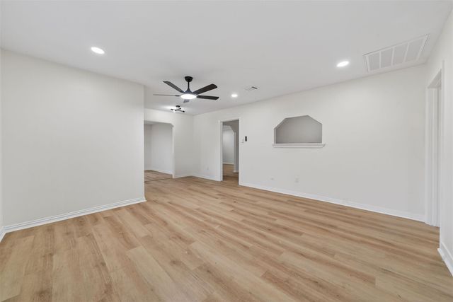 907 S 3rd Street, La Porte, TX 77571