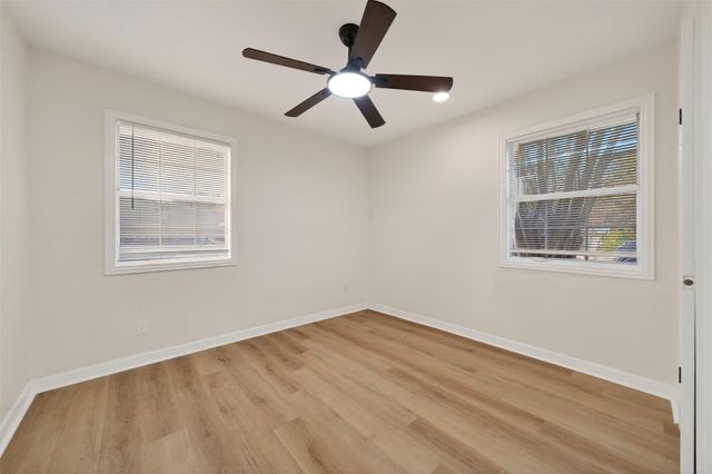 907 S 3rd Street, La Porte, TX 77571