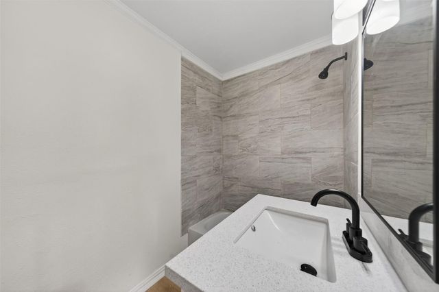 907 S 3rd Street, La Porte, TX 77571