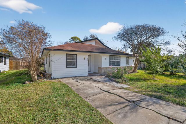 907 S 3rd Street, La Porte, TX 77571