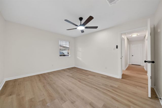 907 S 3rd Street, La Porte, TX 77571