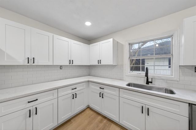 907 S 3rd Street, La Porte, TX 77571