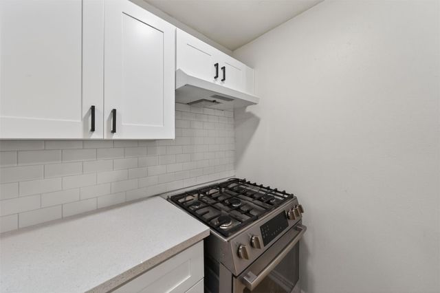 907 S 3rd Street, La Porte, TX 77571