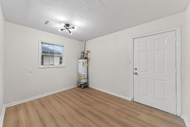 907 S 3rd Street, La Porte, TX 77571