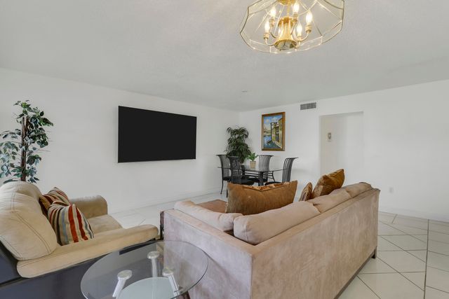 7 GREENWAY Village N 202, Royal Palm Beach, FL 33411