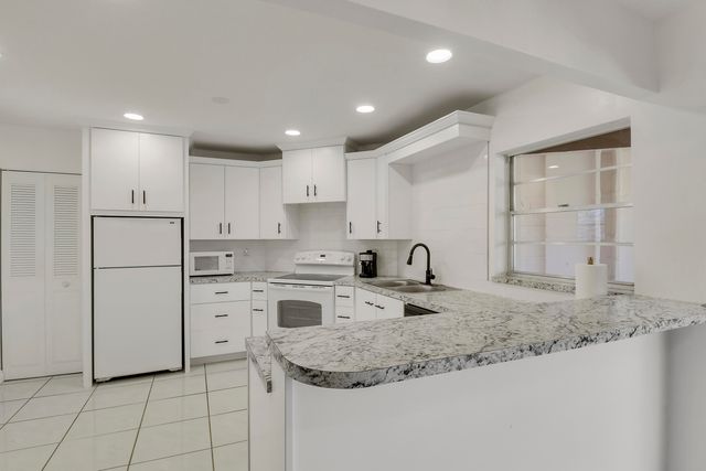 7 GREENWAY Village N 202, Royal Palm Beach, FL 33411