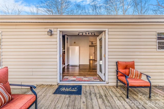 140 Crows nest Road, Hendersonville, NC 28791