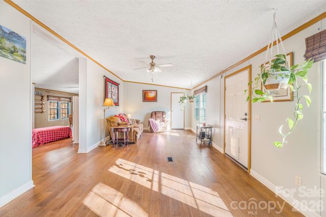 140 Crows nest Road, Hendersonville, NC 28791