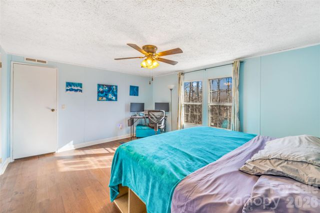 140 Crows nest Road, Hendersonville, NC 28791