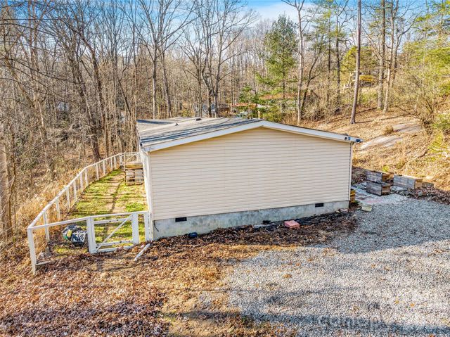 140 Crows nest Road, Hendersonville, NC 28791