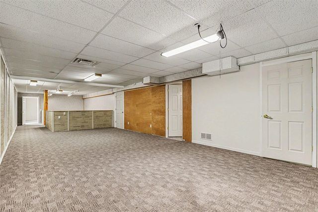 27580 Manchester Circle, Paw Paw, MI 49079