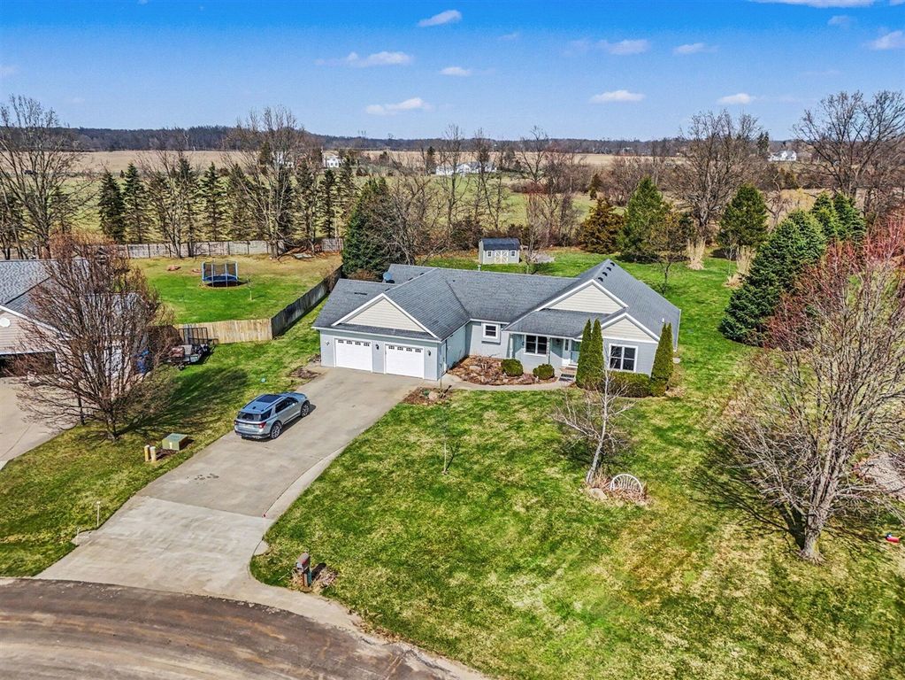 27580 Manchester Circle, Paw Paw, MI 49079