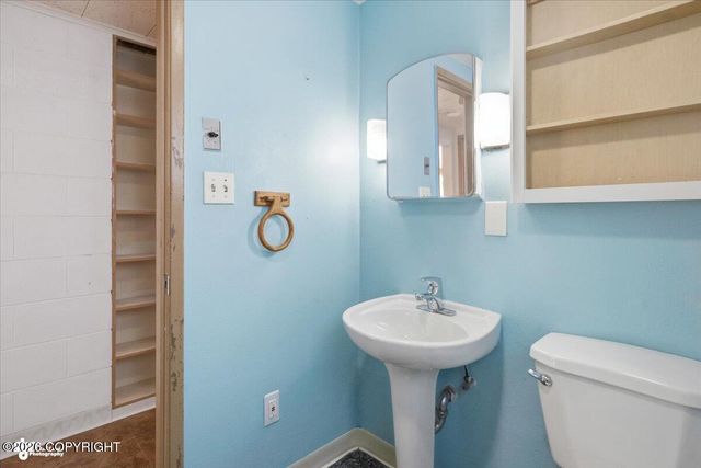 1701 W 36th Avenue, Anchorage, AK 99517