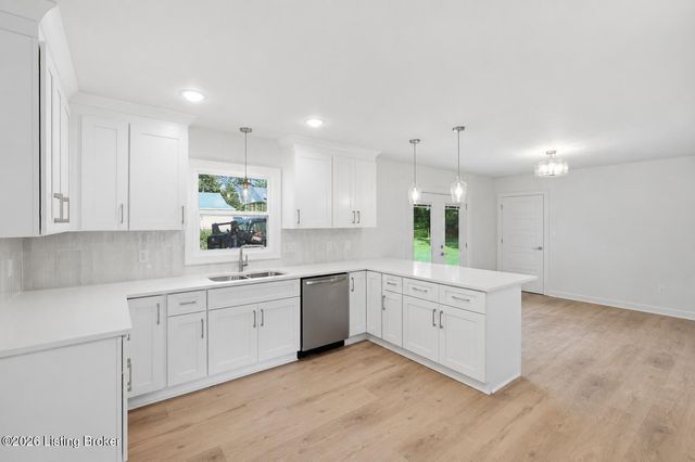 386 S Deepwood Dr, Radcliff, KY 40160