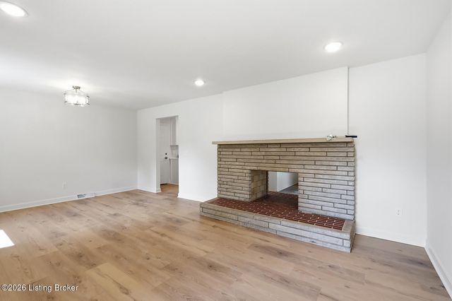386 S Deepwood Dr, Radcliff, KY 40160