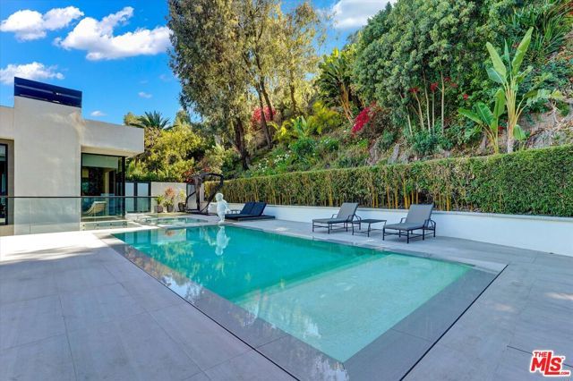 1049 Loma Vista Drive, Beverly Hills, CA 90210