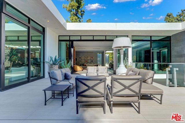 1049 Loma Vista Drive, Beverly Hills, CA 90210