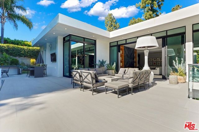 1049 Loma Vista Drive, Beverly Hills, CA 90210