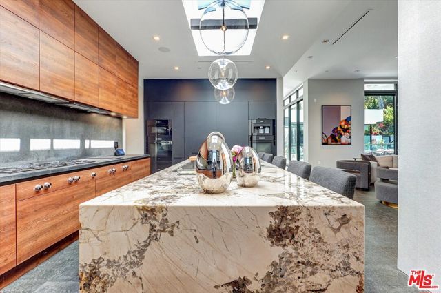 1049 Loma Vista Drive, Beverly Hills, CA 90210