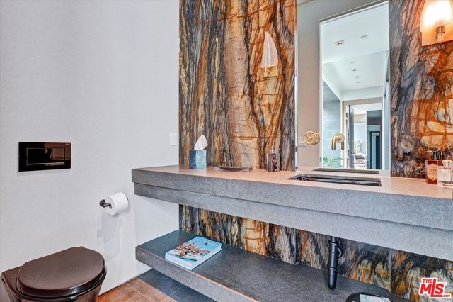 1049 Loma Vista Drive, Beverly Hills, CA 90210