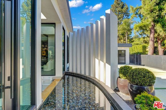 1049 Loma Vista Drive, Beverly Hills, CA 90210