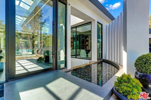 1049 Loma Vista Drive, Beverly Hills, CA 90210