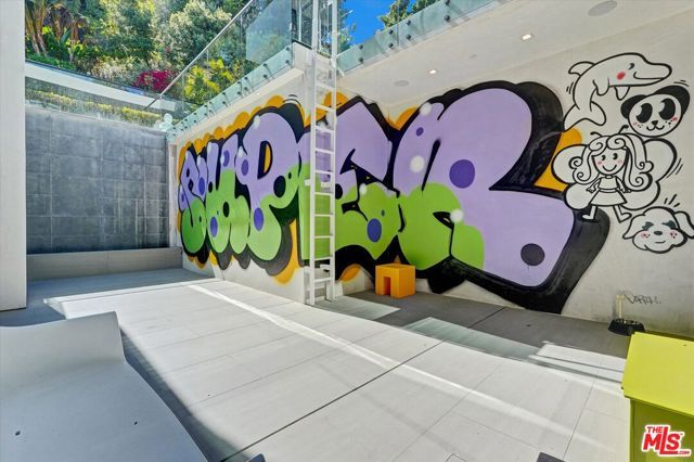 1049 Loma Vista Drive, Beverly Hills, CA 90210