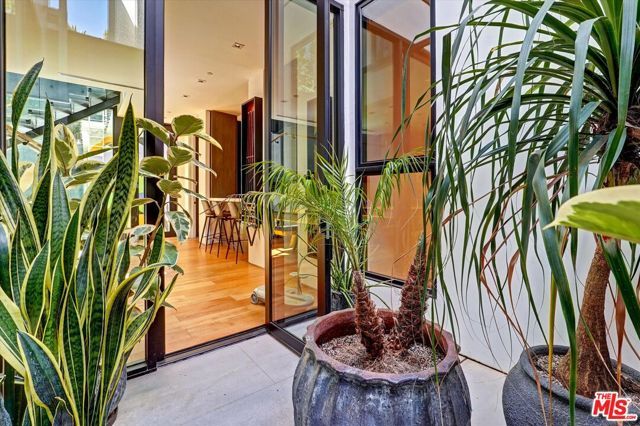 1049 Loma Vista Drive, Beverly Hills, CA 90210