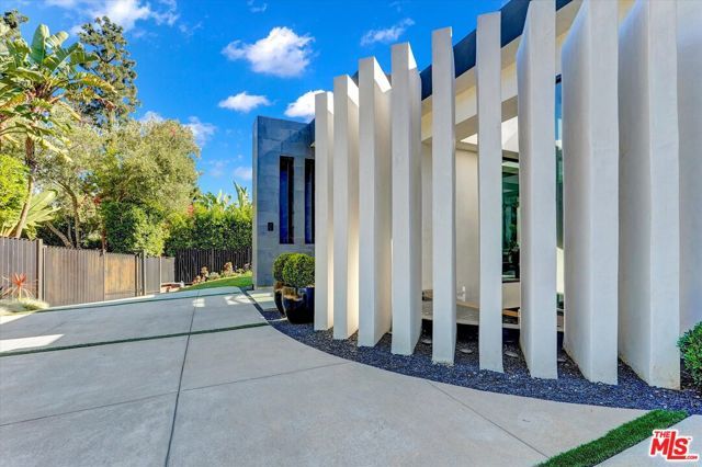 1049 Loma Vista Drive, Beverly Hills, CA 90210