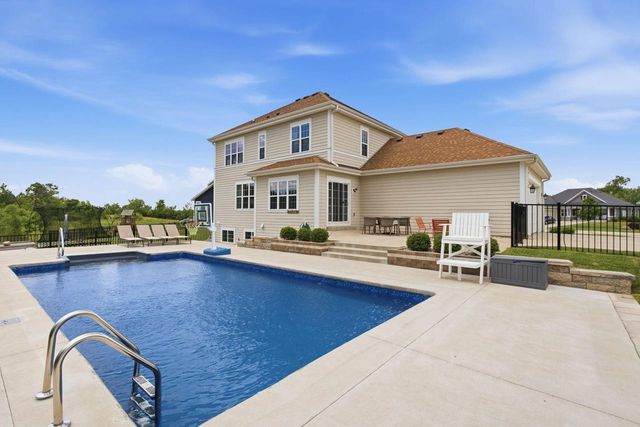 S89W13007 Bonningale COURT, Muskego, WI 53150