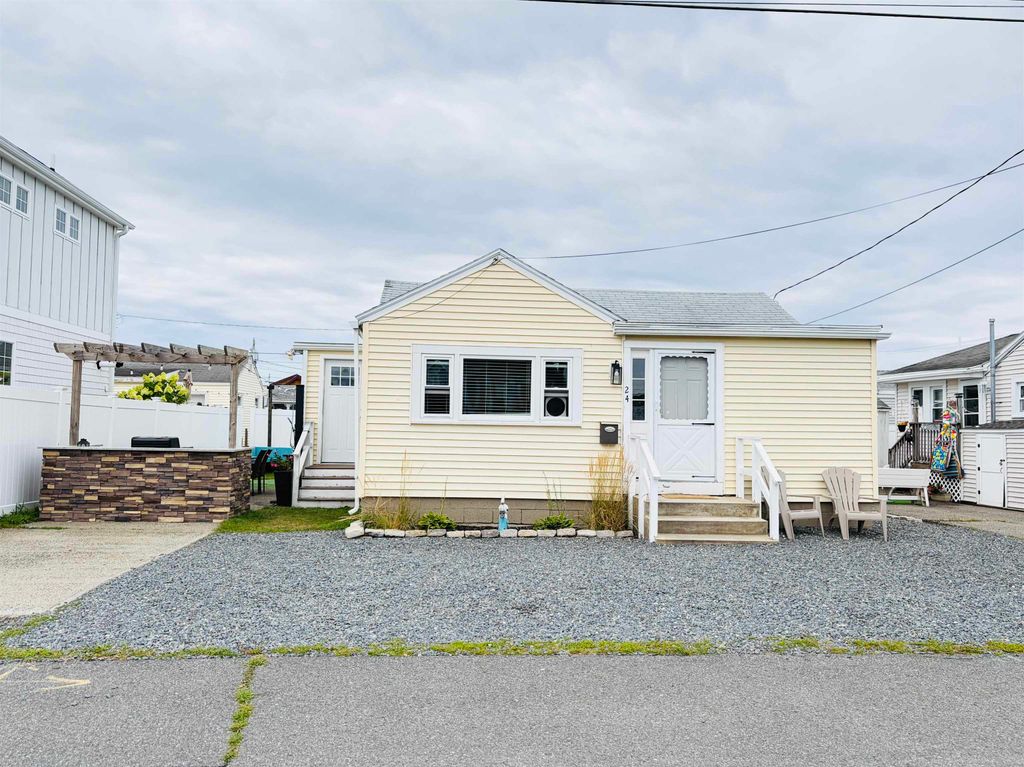 Image 1 of property listing at 24 Wall Street, Hampton, NH 03842