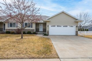 125 W Pinehurst Drive, Eldridge, IA 52748