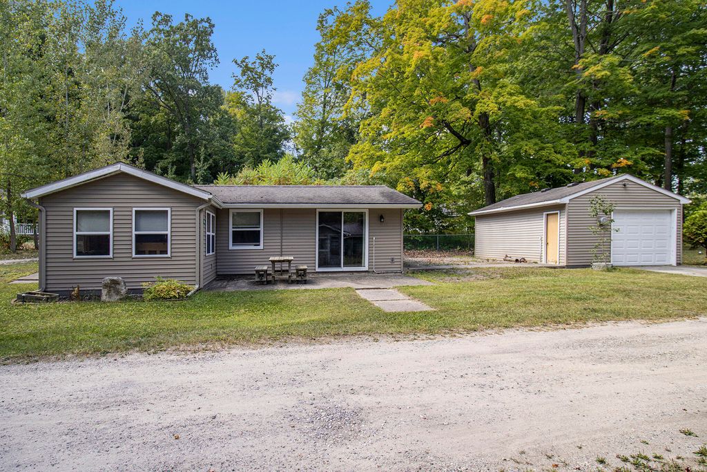 4488 S Oak, Fremont, MI 49412